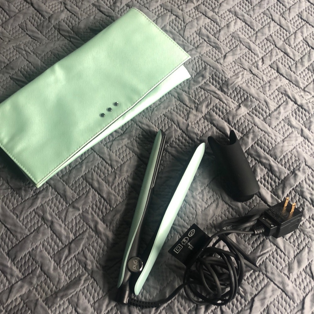 Mint green barely used GHD Gold flair iron